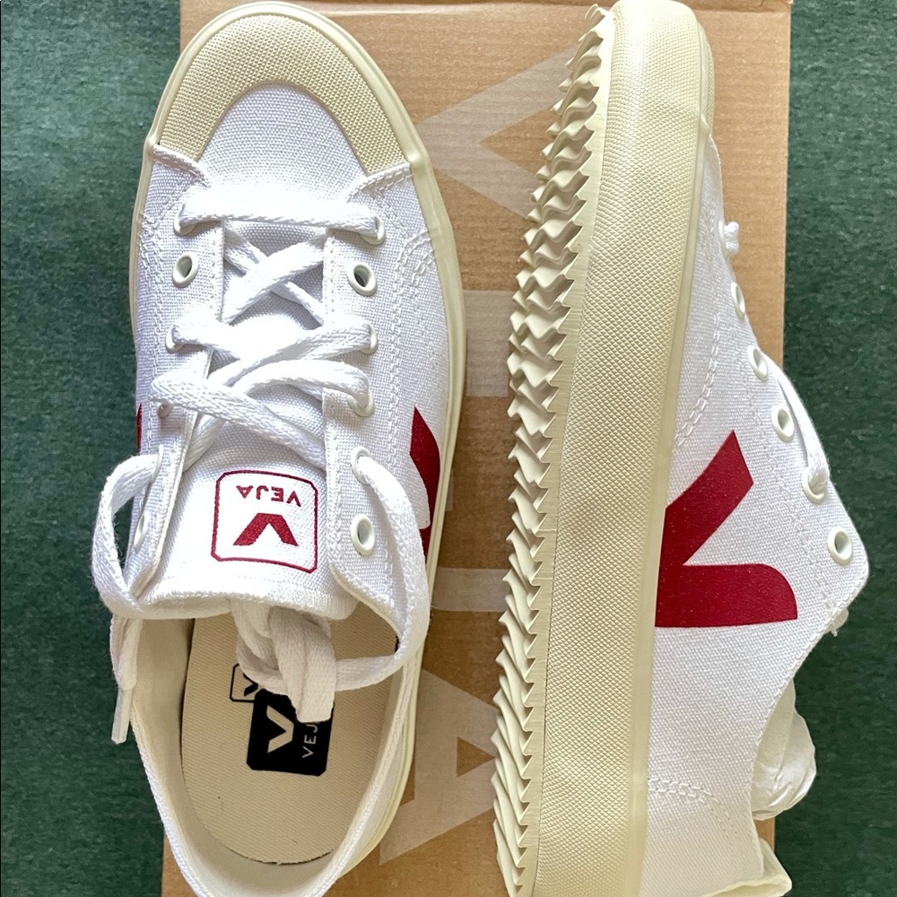 VEJA Nova Canvas white marsala